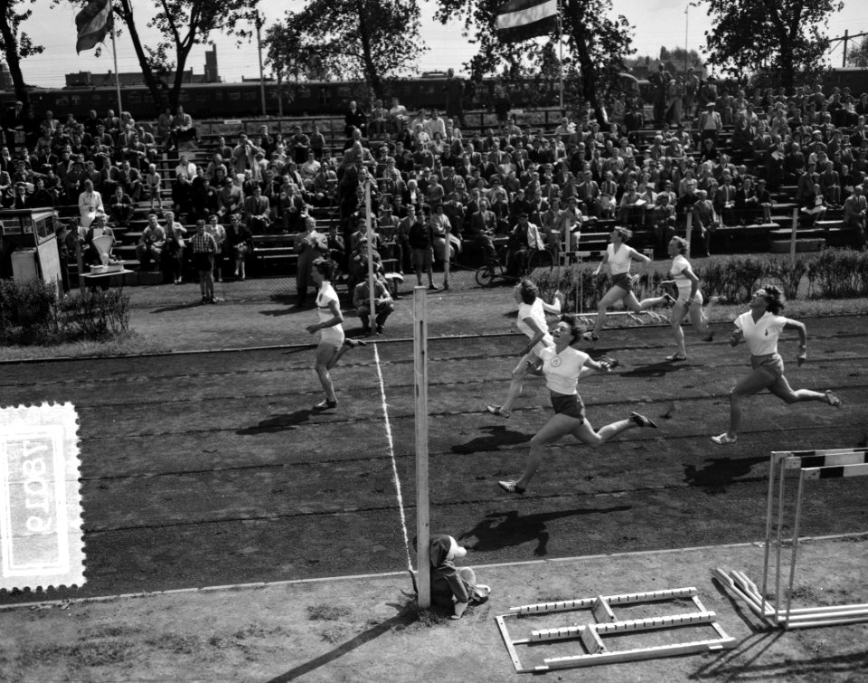 Atletiekwedstrijden Rotterdam Finish 100 meter dames, Bestanddeelnr 907-8019