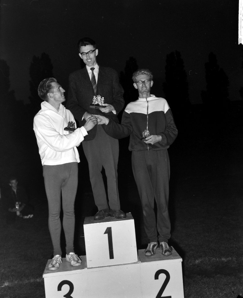Atletiekwedstrijden op de Sintelbaan (1) Hein Cujé, (2) R Verkade en (3) J Bo, Bestanddeelnr 912-5986