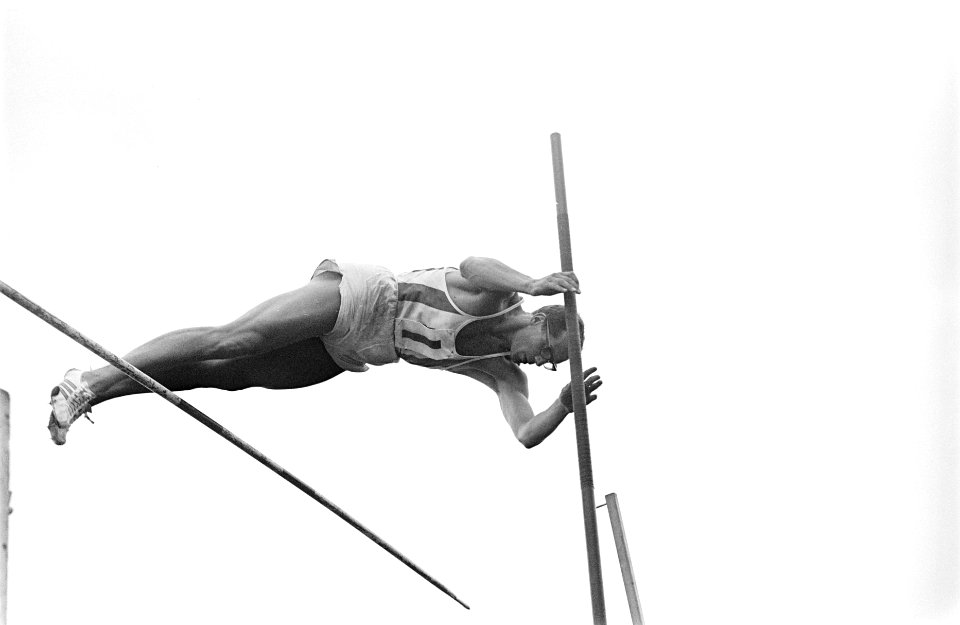 Atletiek Nederland tegen Engeland dames in Enschede, Eef Kamerbeek met de polsto, Bestanddeelnr 916-8479