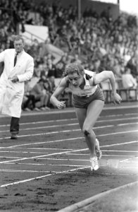Atletiek Nederland tegen Engeland, nr 4 start Tilly van de Zwaard , nr 5 Engel, Bestanddeelnr 916-8487