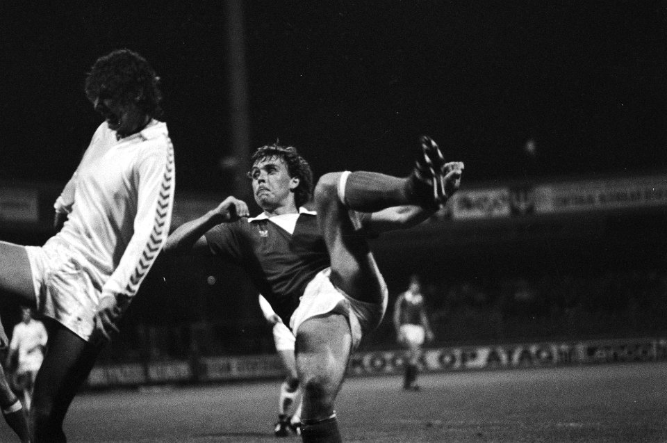 AZ-speler Kees Tol in aktie, zijn voorzet zou doelpunt leveren voor AZ links Ni, Bestanddeelnr 931-0255