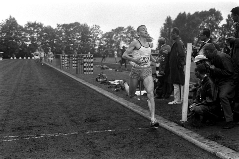 Atletiekwedstrijden dames en heren, Breda heren, nr. 12a 13a H. Scharn in akti, Bestanddeelnr 923-6789