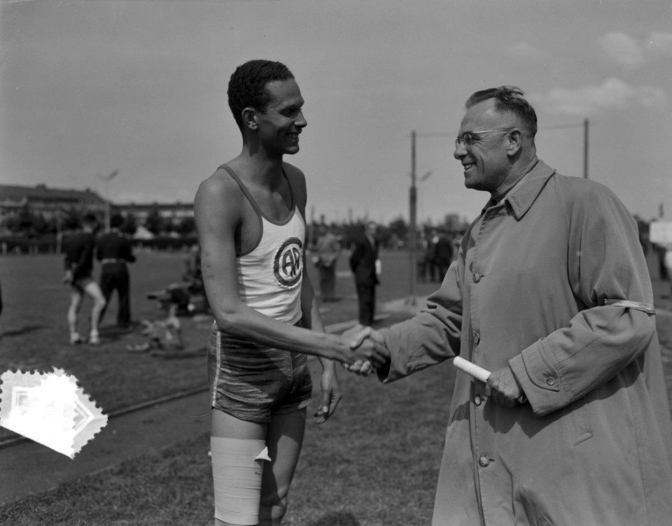 Atletiekwedstrijden Rotterdam. Kop H. Visser (springen) en ir. A. Paulen, Bestanddeelnr 907-8017