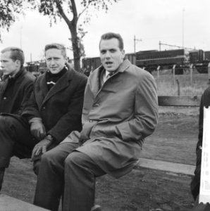 Atletiek Nenytobaan Rotterdam Eef Kamerbeek op tribune, Bestanddeelnr 913-9811