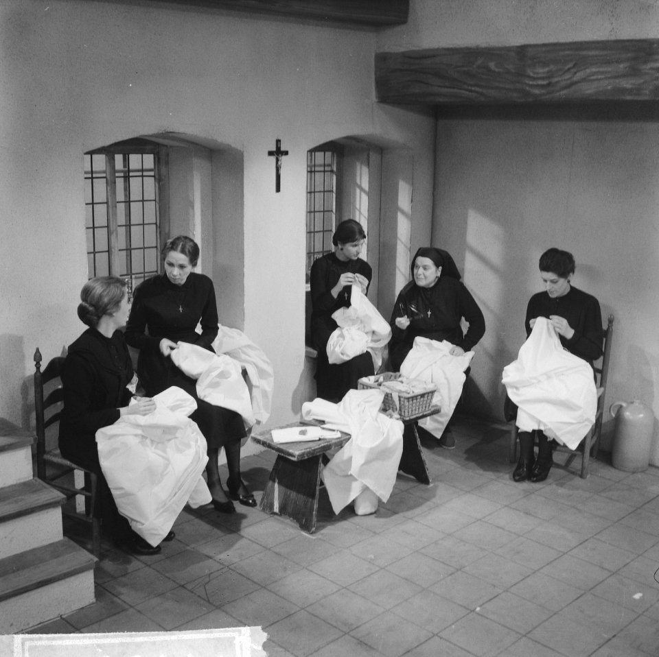 AVRO brengt TV-spel Het huis van Bernarda Alba. V.l.n.r. Ingeborg Elzevier, Mi, Bestanddeelnr 914-7930