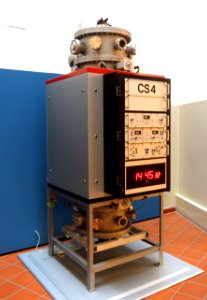 Atomuhr CS4 caesium clock, Physikalisch-Technische Bundesanstalt, Braunschweig, 1992 - Braunschweigisches Landesmuseum - DSC04949