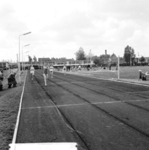 Atletiek Nenytobaan Rotterdam Tilly van der Zwaard over finish, Bestanddeelnr 913-9813
