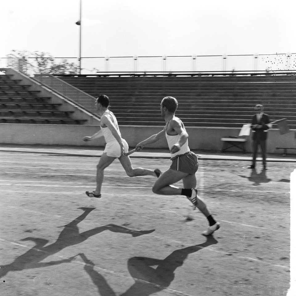Atletiek om Europa Cup te Enschede voor heren, de wisse tussen Popma en Rob Heem, Bestanddeelnr 917-9035