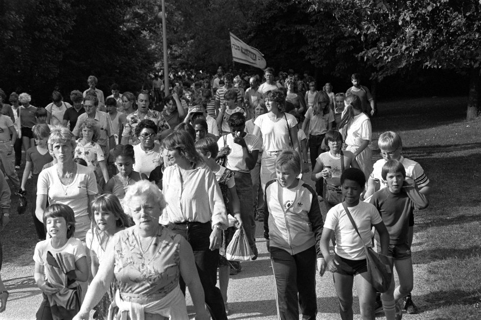 Avondvierdaagse in Amsterdam weer begonnen jeugdige wandelaars onderweg, Bestanddeelnr 932-2011