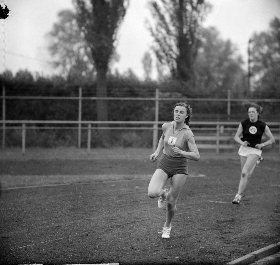 Atletiek Nederland tegen Zweden, Tilly van der Zwaard wint 400 meter, Bestanddeelnr 916-6334
