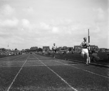 Atletiek Nederland-Belgie. Gaston Étienne Ghislain Reiff (België) gevolgd door F, Bestanddeelnr 902-9328
