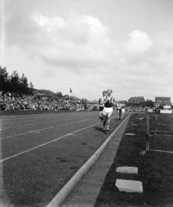 Atletiek Nederland-Belgie. Gaston Étienne Ghislain Reiff (België) gevolgd door …, Bestanddeelnr 902-9329