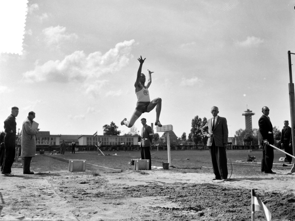 Atletiekwedstrijden Rotterdam. Henk Visser record sprong, Bestanddeelnr 907-8015