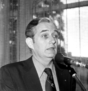 AVRO presenteert winterprogramma AVRO-directeur Siebe van de Zee (kop), Bestanddeelnr 929-8948