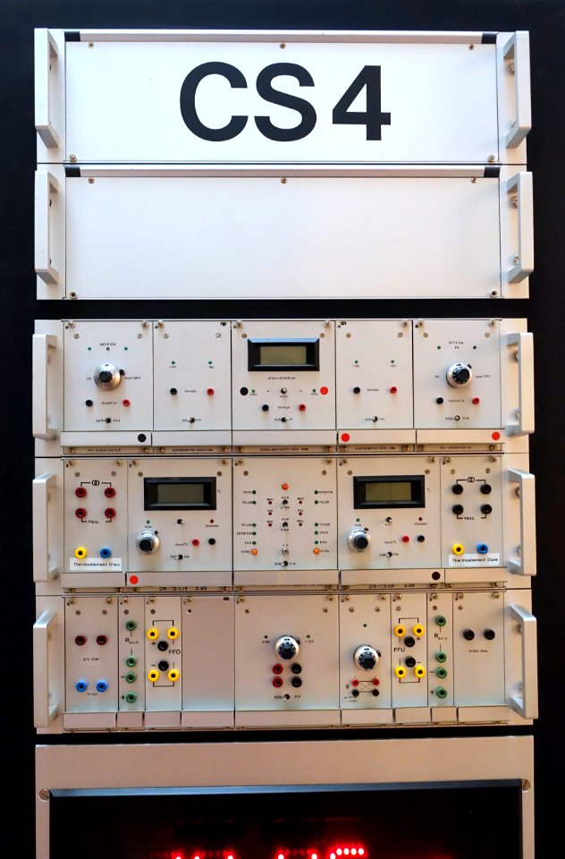 Atomuhr CS4 caesium clock, Physikalisch-Technische Bundesanstalt, Braunschweig, 1992 - Braunschweigisches Landesmuseum - DSC04952