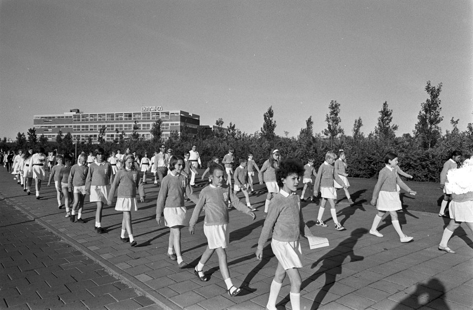 Avondvierdaagse van start vanuit de RAI. Een groepje bij de Kalfjeslaan, Bestanddeelnr 921-4291