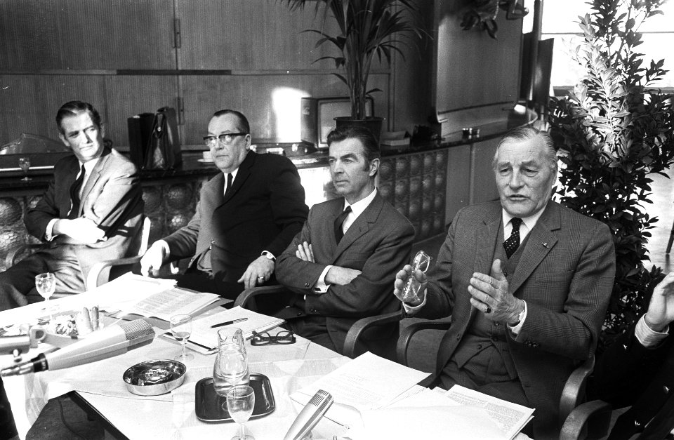 AVRO heeft meer radiozendtijd persconferentie in Hilvers v.r.n.l. mr. L. H. Slo, Bestanddeelnr 924-3074