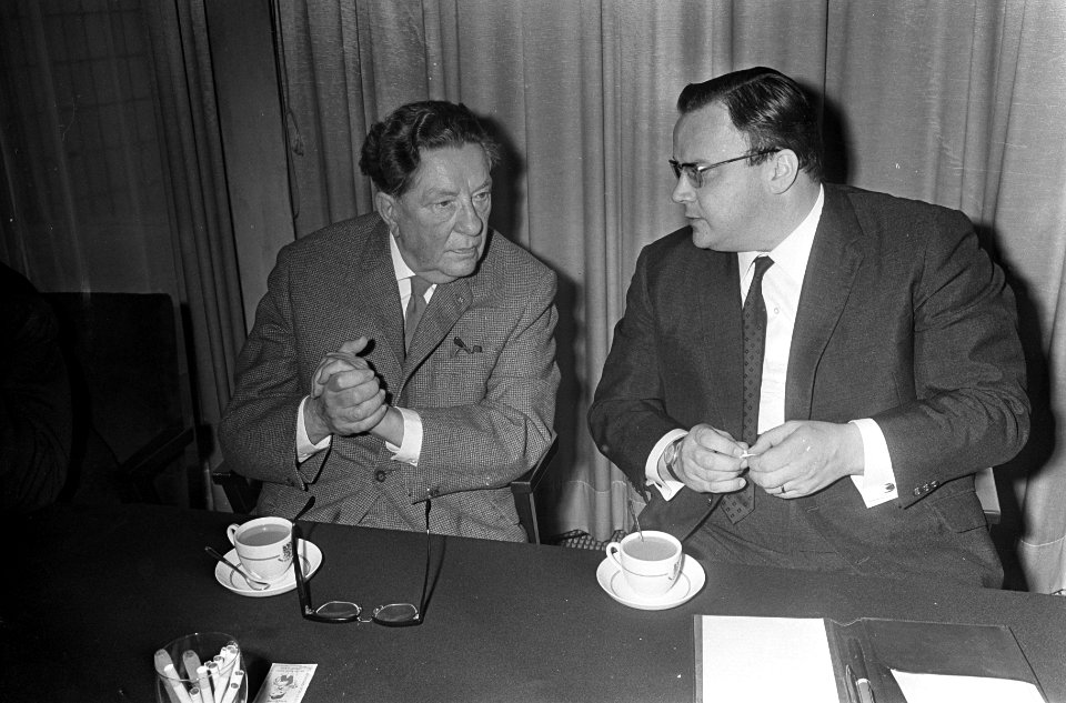 AVRO-RTN persconferentie, Willem Vogt (AVRO), Rein van Rooy van Televizier, 9 Co, Bestanddeelnr 920-0202