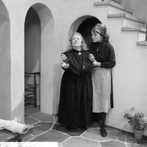 AVRO brengt TV-spel Het huis van Bernarda Alba Scene Hetty Beck (grootmoeder), Bestanddeelnr 914-7928