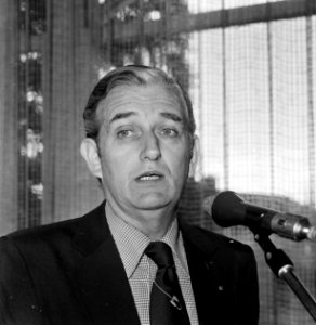 AVRO presenteert winterprogramma AVRO-directeur Siebe van de Zee (kop), Bestanddeelnr 929-8947