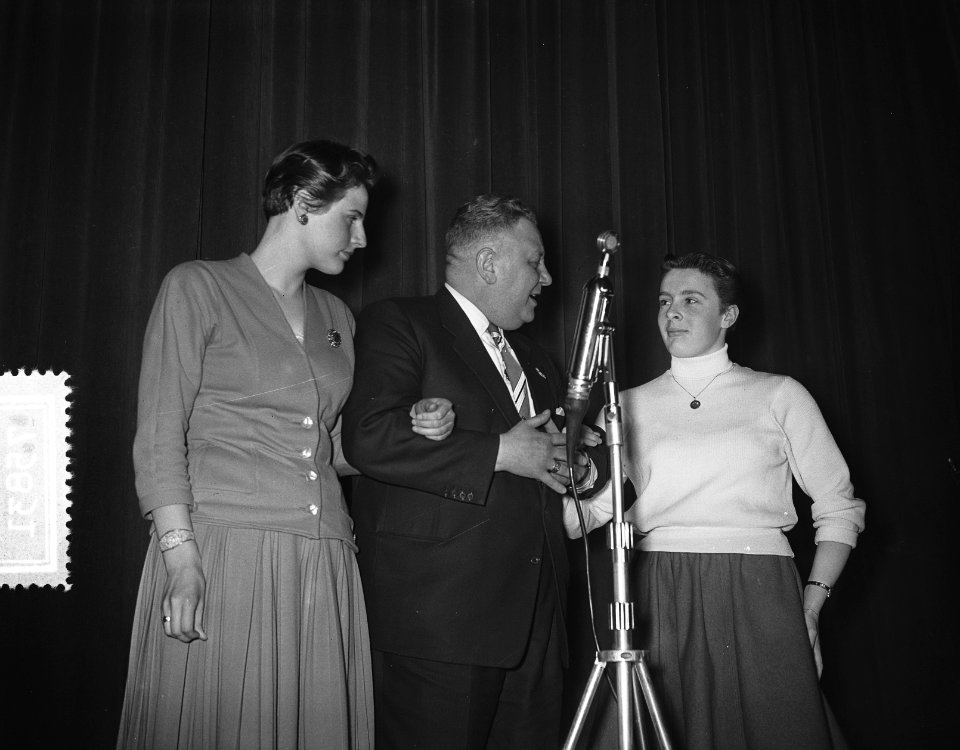 AVRO verkiezing Sporter van het jaar 1955. Prijsuitreiking in het Minervapaviljo, Bestanddeelnr 907-5831