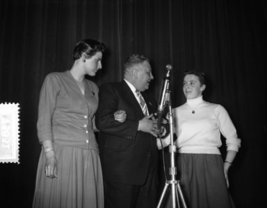 AVRO verkiezing Sporter van het jaar 1955. Prijsuitreiking in het Minervapaviljo, Bestanddeelnr 907-5831