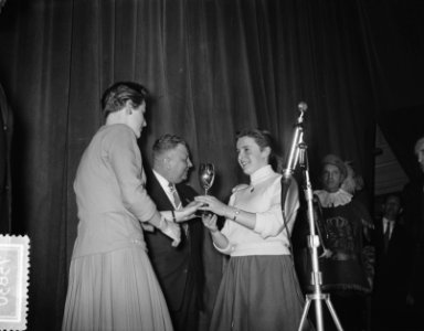 AVRO verkiezing Sporter van het jaar 1955. Prijsuitreiking in het Minervapaviljo, Bestanddeelnr 907-5830