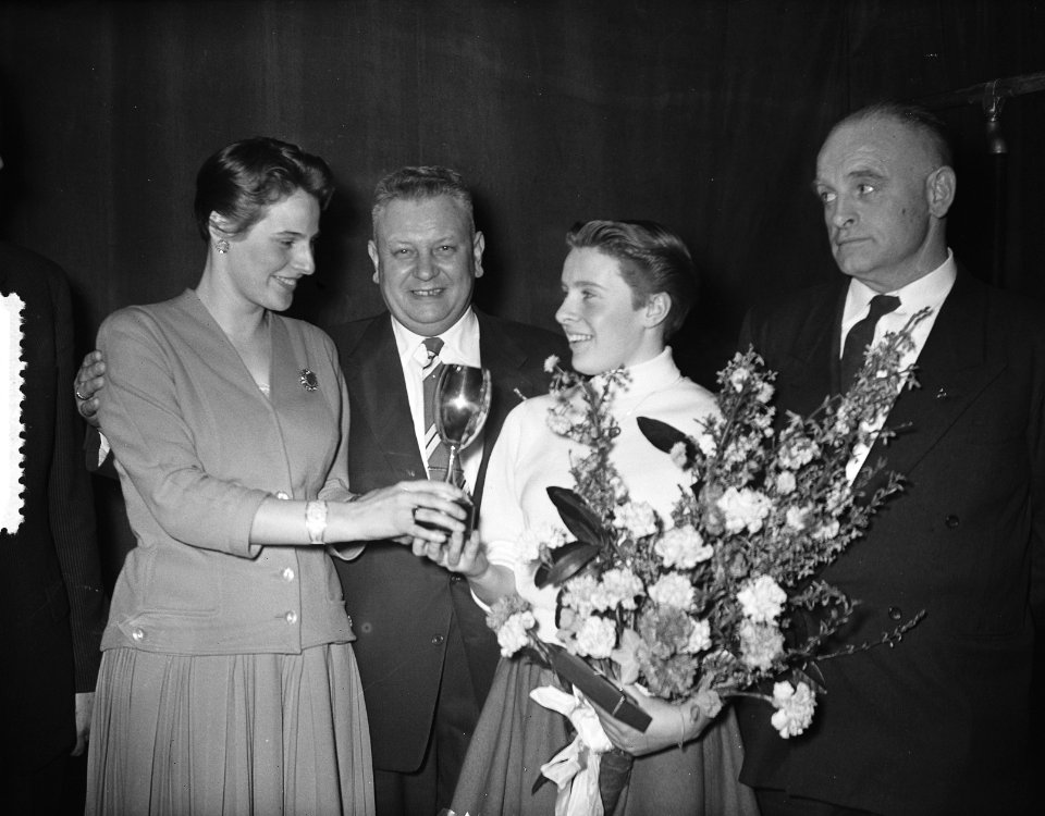 AVRO verkiezing Sporter van het jaar 1955. Prijsuitreiking in het Minervapaviljo, Bestanddeelnr 907-5828