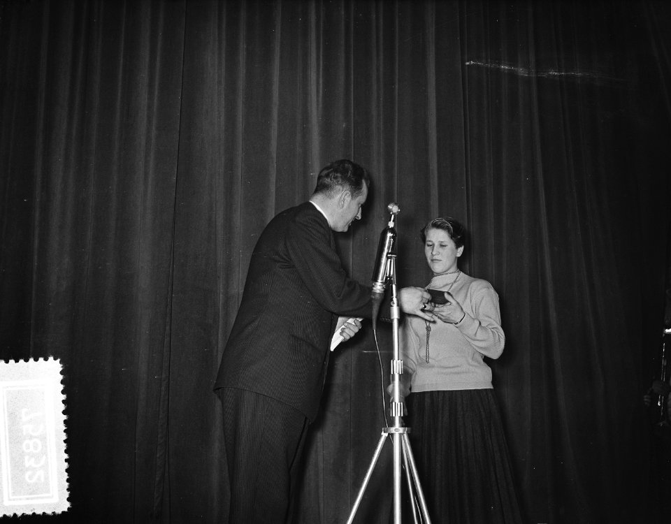 AVRO verkiezing Sporter van het jaar 1955. Prijsuitreiking in het Minervapaviljo, Bestanddeelnr 907-5832