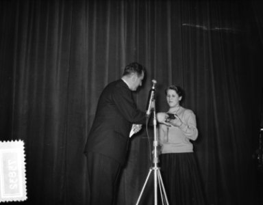 AVRO verkiezing Sporter van het jaar 1955. Prijsuitreiking in het Minervapaviljo, Bestanddeelnr 907-5832