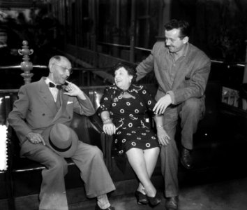 AVRO-opname Toen Flora floreerde . Toon Hermans , Henriette Davids en Buzian, Bestanddeelnr 905-2562