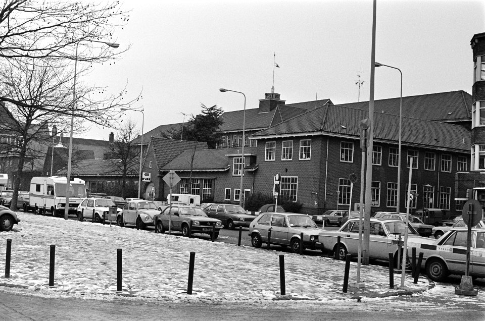 B&W van Amsterdam overwegen het gebouw De Wielingen te vorderen voor urgente won, Bestanddeelnr 931-1977