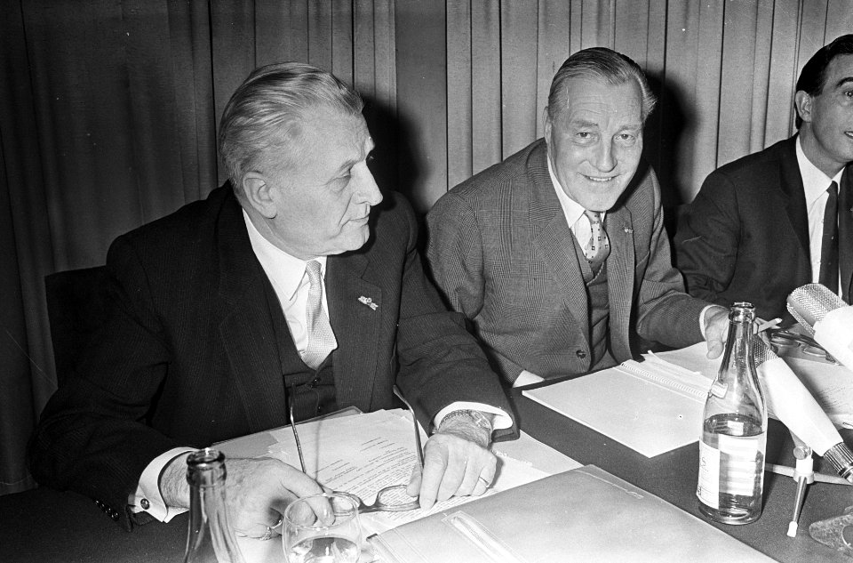 AVRO-RTN persconferentie, links de heer C. Matser , rechts de heer Slotemaker, Bestanddeelnr 920-0201