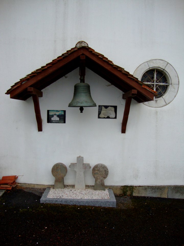 Béhasque (Béhasque-Lapiste, Pyr-Atl, Fr) a triplet of steles under a bell