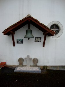 Béhasque (Béhasque-Lapiste, Pyr-Atl, Fr) a triplet of steles under a bell