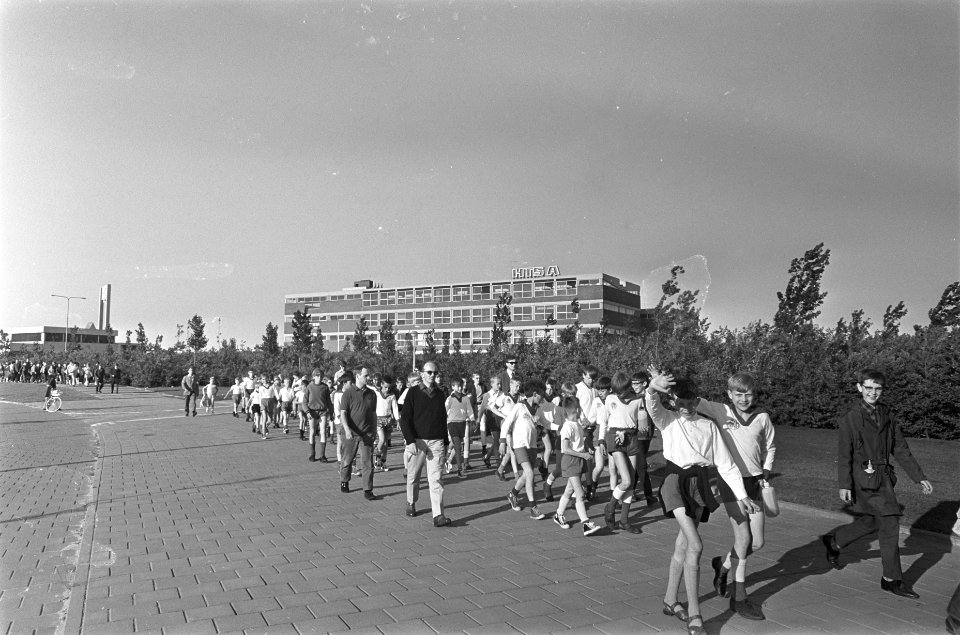 Avondvierdaagse van start vanuit de RAI. Een groepje bij de Kalfjeslaan, Bestanddeelnr 921-4292