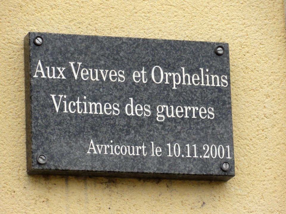 Avricourt (Moselle) plaque comm. guerres sur la mairie