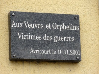 Avricourt (Moselle) plaque comm. guerres sur la mairie