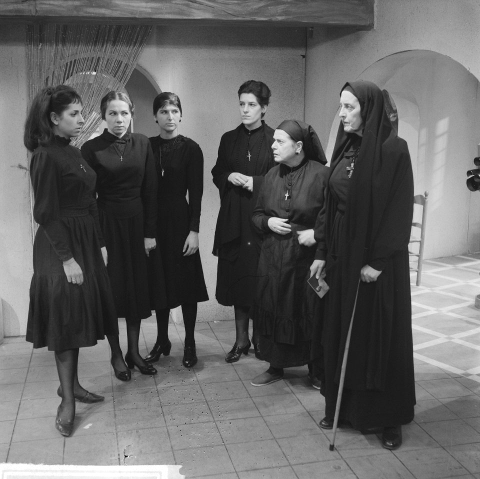 AVRO brengt TV-spel Het huis van Bernarda Alba. Scene vlnr. Shireen Strooker, , Bestanddeelnr 914-7927