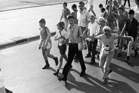 Avondvierdaagse start bij RAI, Amsterdam jongens met veldflessen, Bestanddeelnr 923-5846