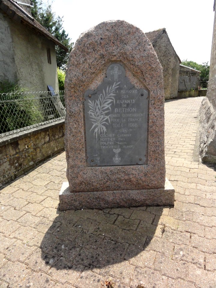 Béthon (Sarthe) monument aux morts