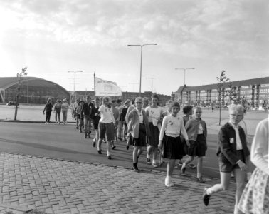 Avondvierdaagse vertrek van RAI-gebouw te Amsterdam overzicht vertrek, Bestanddeelnr 914-0396