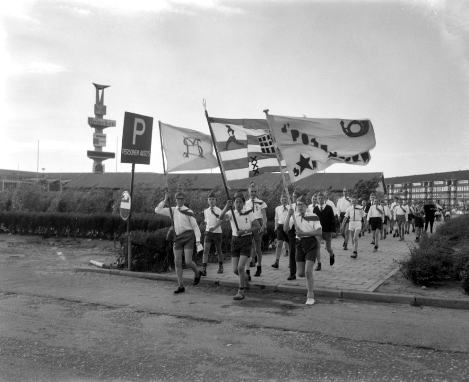 Avondvierdaagse vertrek van RAI-gebouw te Amsterdam, Bestanddeelnr 914-0395
