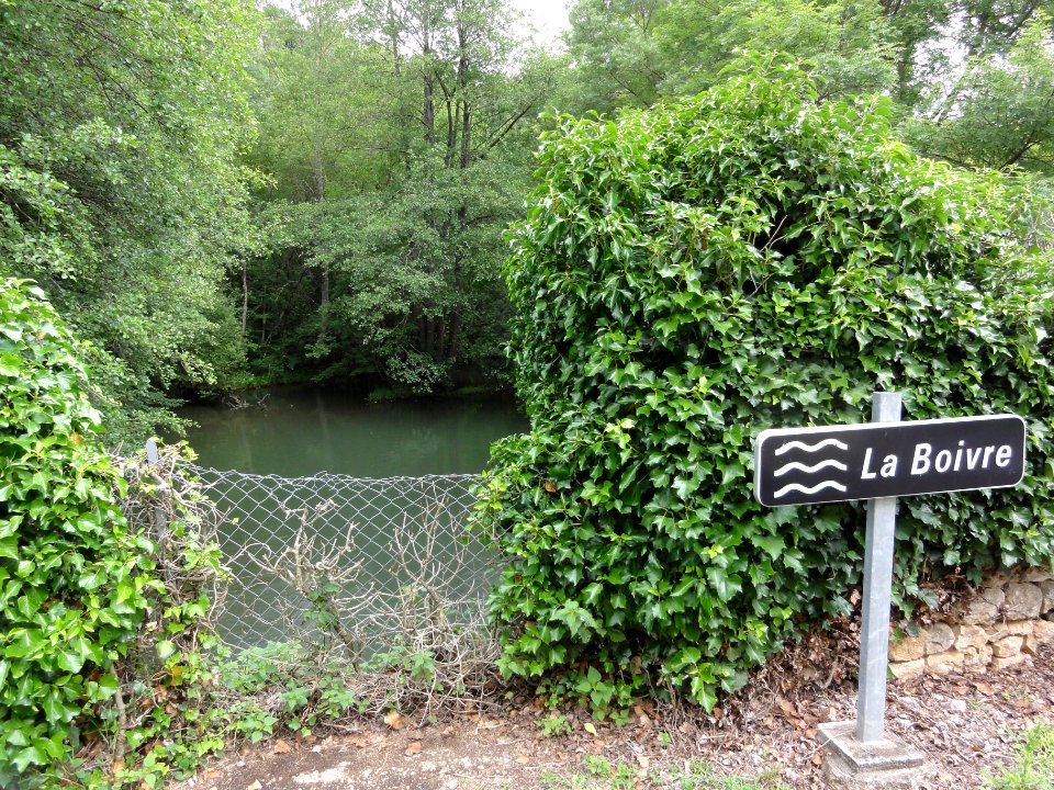 Béruges (Vienne) la Boivre avec panneau