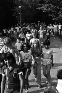 Avondvierdaagse in Amsterdam weer begonnen jeugdige wandelaars onderweg, Bestanddeelnr 932-2010