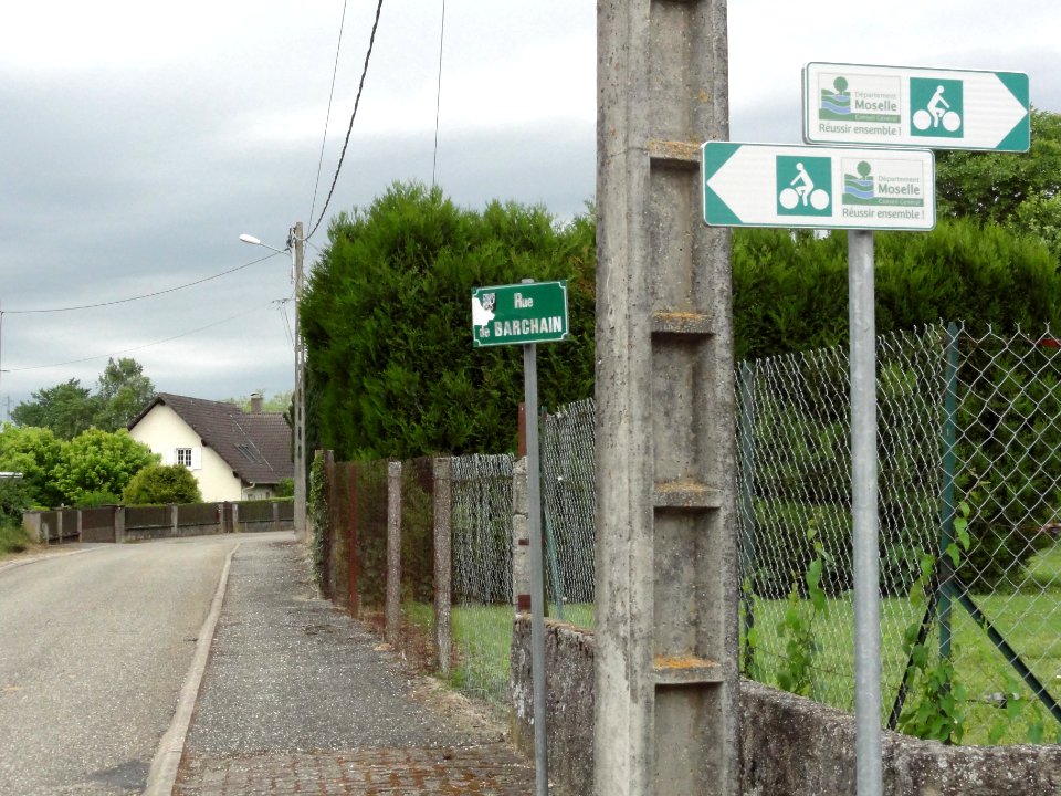 Bébing (Moselle) rue de Barchain, panneaux véloroute