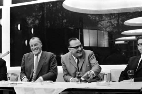 AVRO gaf persconferentie na algemene vergadering. Dhr. Slotemaker (voorzitter) v, Bestanddeelnr 920-8186