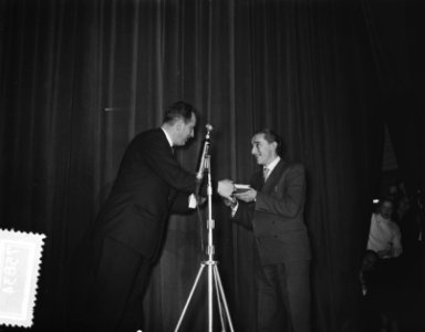 AVRO verkiezing Sporter van het jaar 1955. Wout Wagtmans (rechts) op de 5e plaat, Bestanddeelnr 907-5834