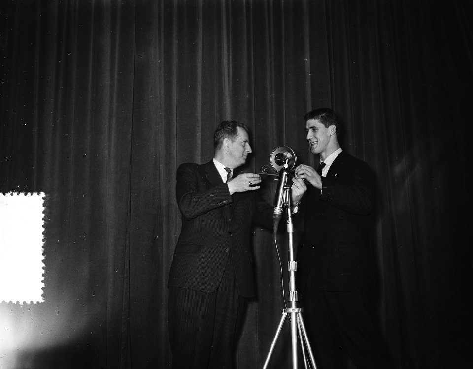 AVRO verkiezing Sporter van het jaar 1955. Anton Geesink (rechts) op de 2e plaat, Bestanddeelnr 907-5833