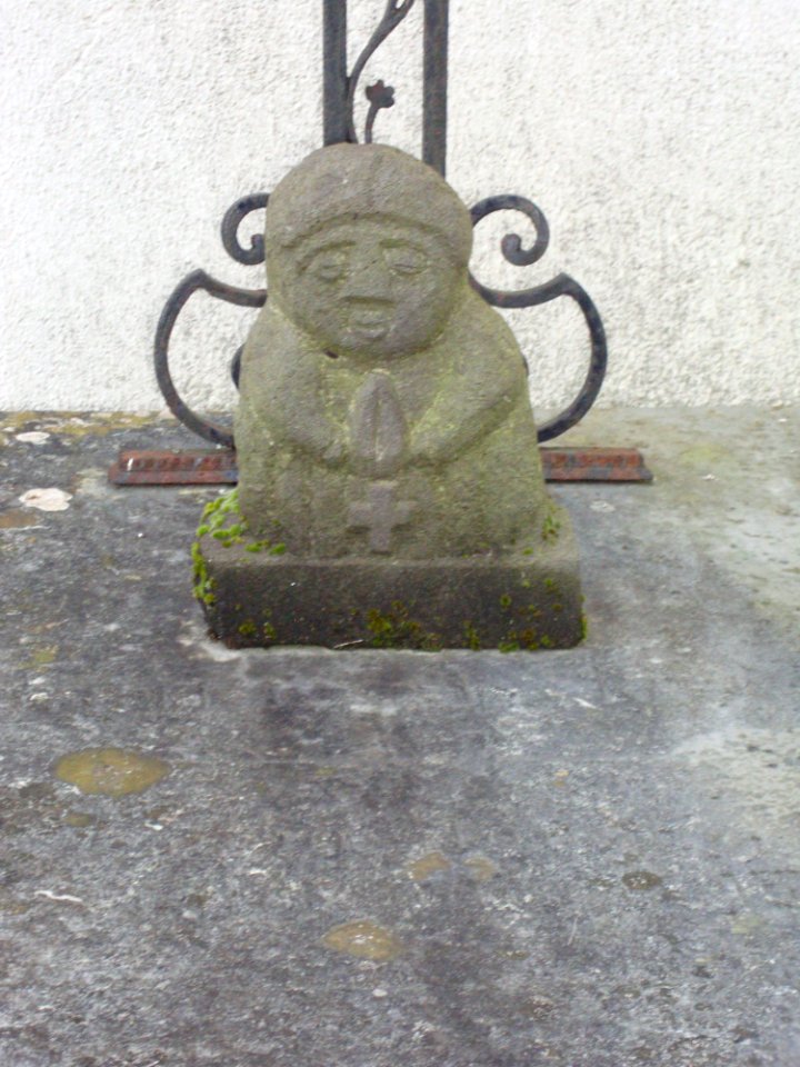 Béhasque (Béhasque-Lapiste, Pyr-Atl, Fr) Statuette sur une tombe